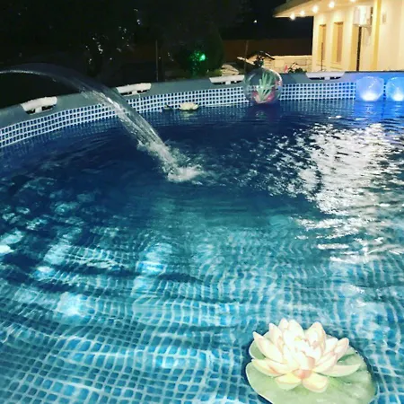 Cozy Family Steps From The 別荘